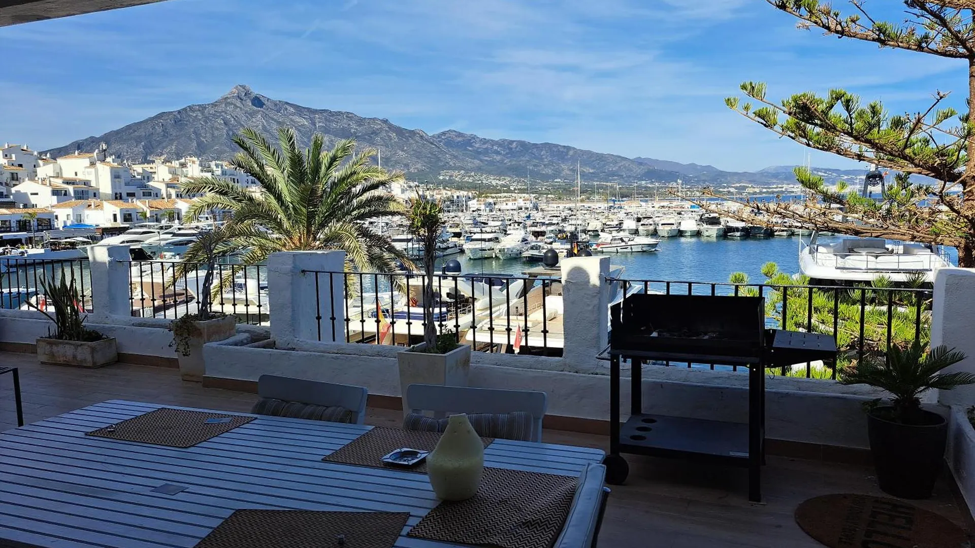 Private Suites In Huge Penthouse 1St Line Puerto Banus, Incredible Views, Jacuzzis Marbella Spanje